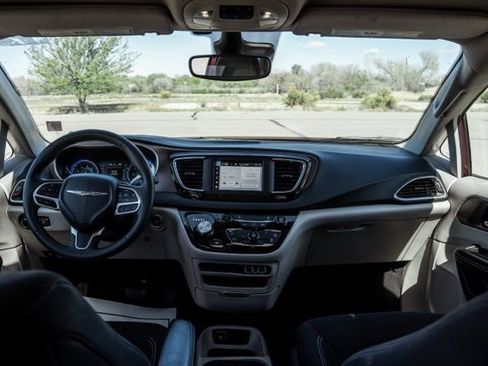 Used 2023 Chrysler Voyager LX FWD image 13