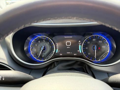 Certified 2023 Chrysler Pacifica Touring-L FWD image 35