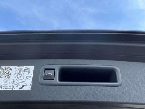 Used 2024 Toyota Highlander XLE image 12