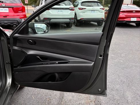 Used 2025 Hyundai Elantra Limited FWD image 18