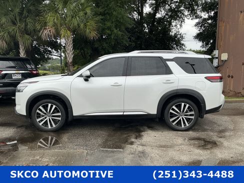Used 2025 Nissan Pathfinder Platinum FWD image 2