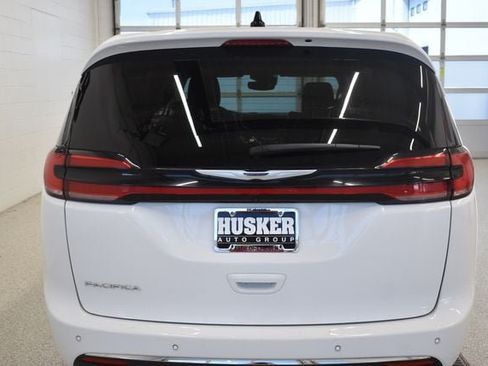 Used 2024 Chrysler Pacifica Touring-L FWD image 11