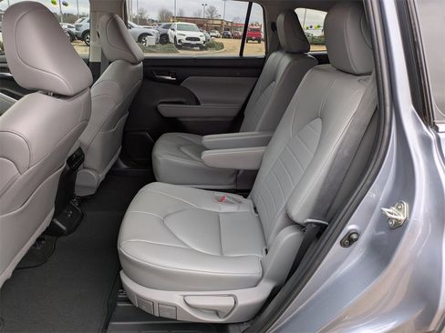 Used 2023 Toyota Highlander XLE image 14