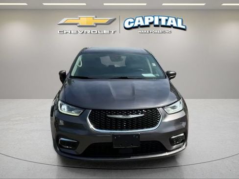 Used 2023 Chrysler Pacifica Touring-L FWD image 8