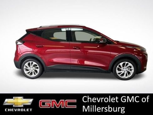 Used 2022 Chevrolet Bolt EUV LT w/ Comfort Package FWD image 2