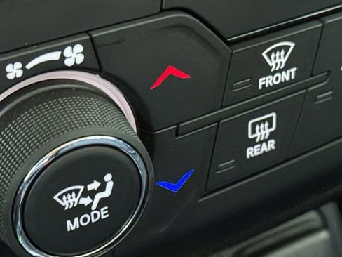 Used 2023 Jeep Renegade Latitude AWD/4WD image 30