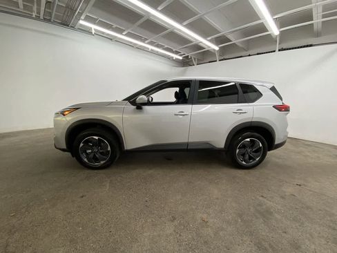 Used 2025 Nissan Rogue SV image 3