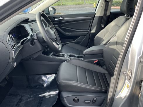 Used 2024 Volkswagen Jetta SE image 10