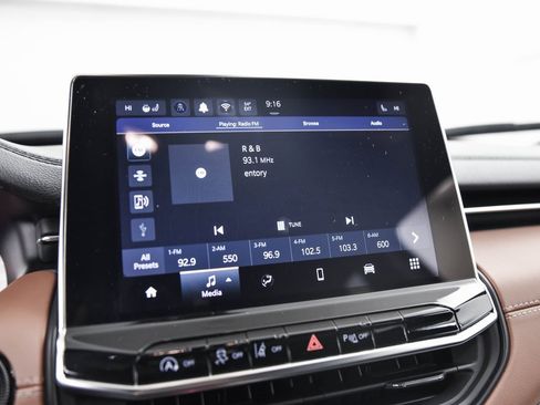 Used 2024 Jeep Compass Limited image 19