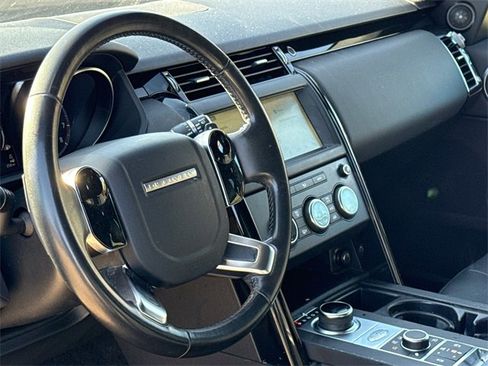 Used 2019 Land Rover Discovery SE image 17