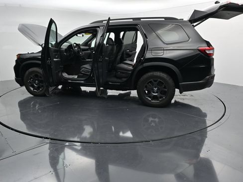 Used 2025 Honda Pilot TrailSport image 38