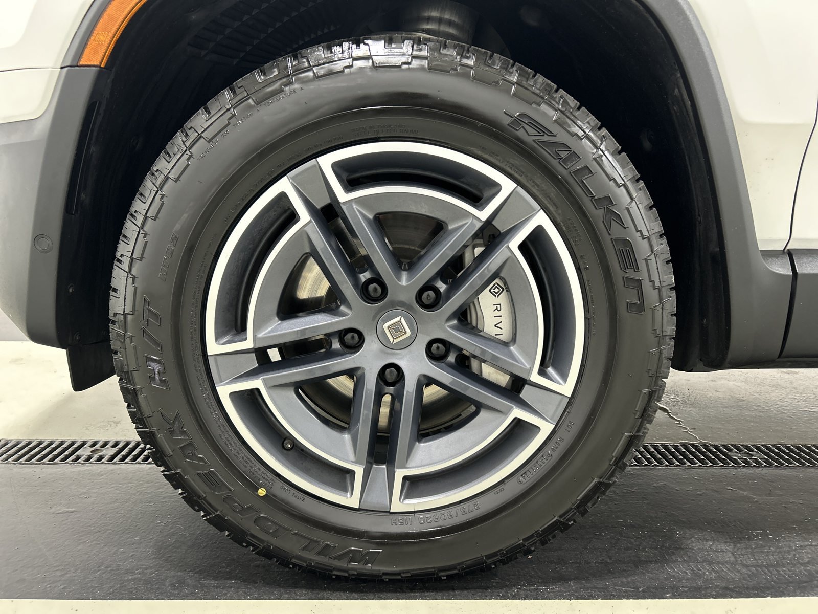 Used 2025 Rivian R1S Adventure Dual AWD/4WD image 9