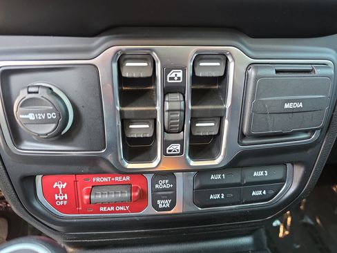 Used 2022 Jeep Wrangler Unlimited Rubicon w/ LED Lighting Group AWD/4WD image 26