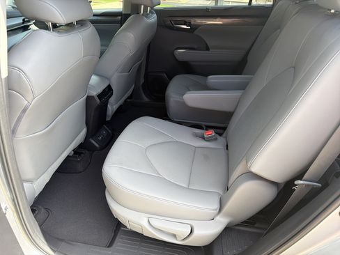 Used 2023 Toyota Highlander Limited FWD image 22