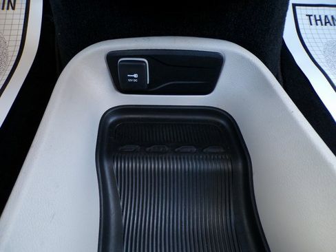 Used 2024 Chrysler Pacifica Touring-L image 32