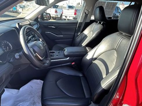 Used 2024 Toyota Highlander XLE image 17