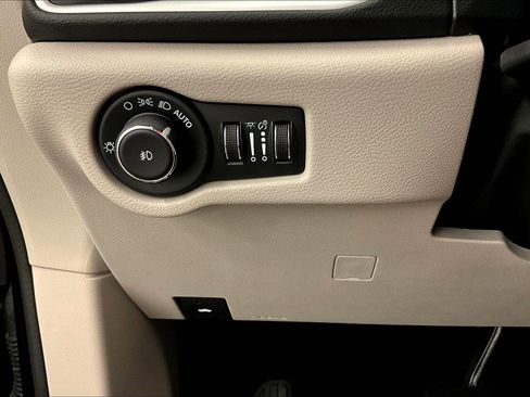 Used 2024 Chrysler Pacifica Touring-L FWD image 36