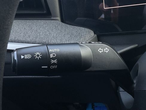 Used 2025 Nissan Kicks SV FWD image 32