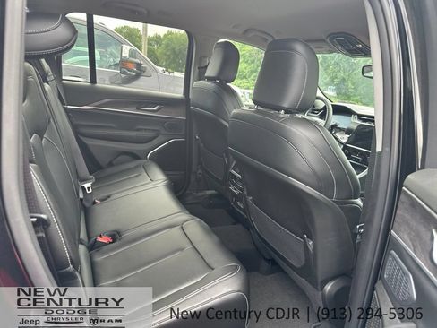 Used 2023 Jeep Grand Cherokee Limited w/ Black Appearance Package AWD/4WD image 6