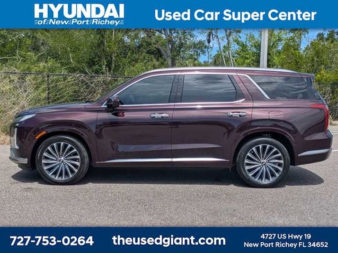 Used 2023 Hyundai Palisade Calligraphy FWD image 2