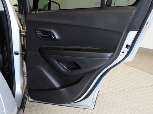 Used 2020 Chevrolet Trax LT FWD image 29