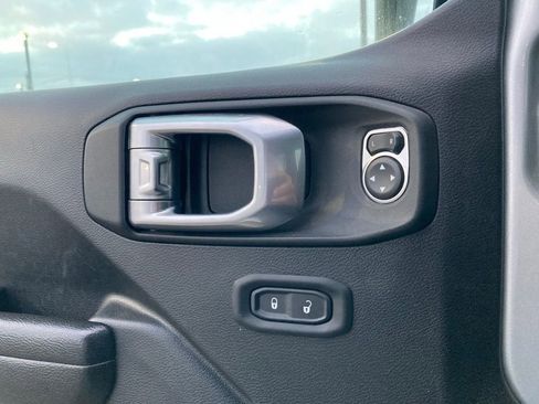 Used 2023 Jeep Gladiator Willys image 11