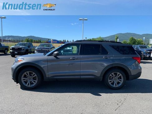 Used 2021 Ford Explorer XLT w/ Equipment Group 202A AWD/4WD image 4