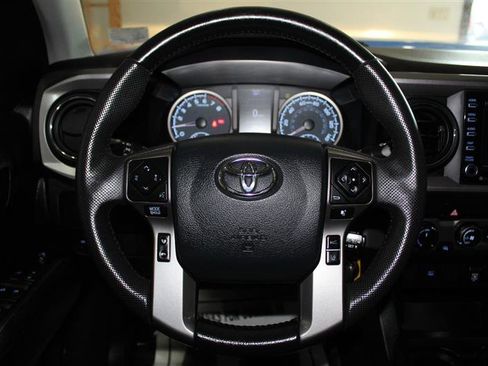 Used 2020 Toyota Tacoma SR5 AWD/4WD image 15