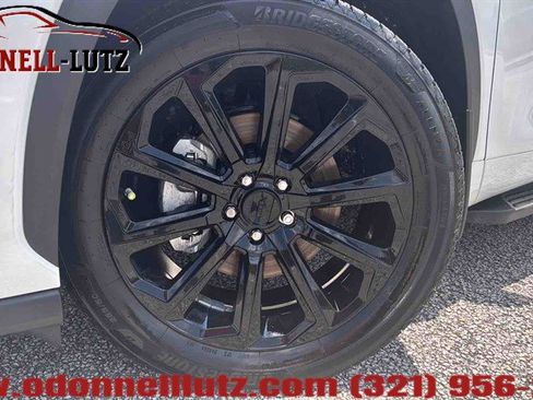 Used 2024 Toyota Highlander XLE FWD image 2