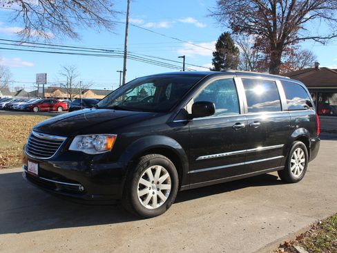 Used 2016 Chrysler Town & Country Touring w/ Driver Convenience Group image 5