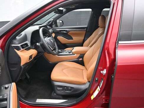 Certified 2025 Toyota Highlander LE AWD/4WD image 11