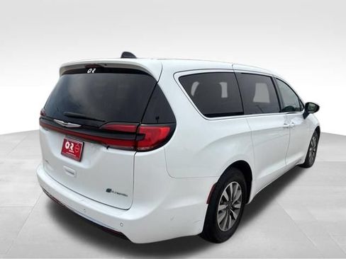 Used 2023 Chrysler Pacifica Touring-L FWD image 9