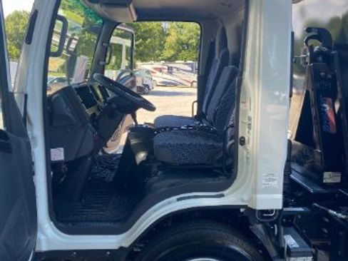 Used 2024 Isuzu NPR image 19