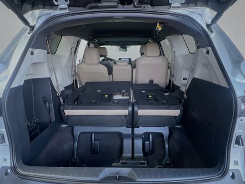 Used 2023 Toyota Sienna XLE FWD image 33