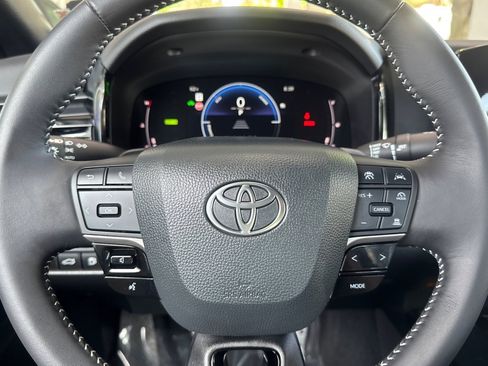 Used 2025 Toyota Camry SE FWD image 11