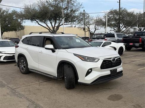 Certified 2023 Toyota Highlander XLE image 3