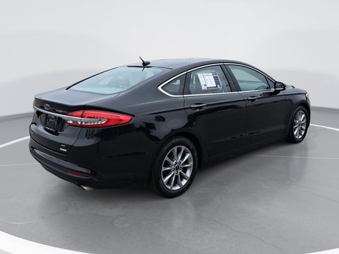 Used 2017 Ford Fusion SE w/ Fusion SE Technology Package image 3