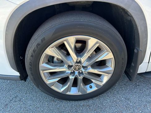 Used 2022 Toyota Highlander Limited image 9