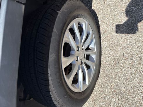 Used 2019 Jeep Cherokee Latitude w/ Popular Appearance Group FWD image 4