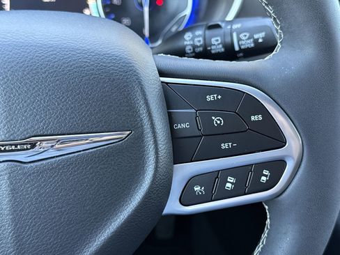 Used 2025 Chrysler Pacifica Select image 16