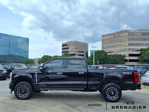 Used 2024 Ford F250 Platinum w/ FX4 Off-Road Package image 5