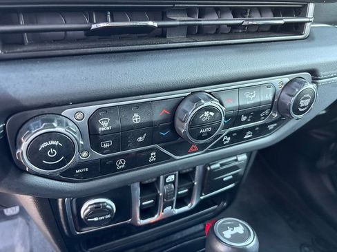 Used 2024 Jeep Wrangler Unlimited Sahara w/ Technology Group AWD/4WD image 21
