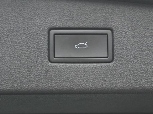 Used 2022 Volkswagen Tiguan SE AWD/4WD image 32