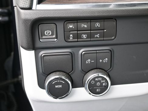 New 2025 Chevrolet Suburban Premier image 17