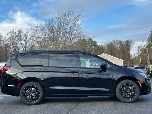 New 2026 Chrysler Pacifica Select w/ S Appearance Package image 7