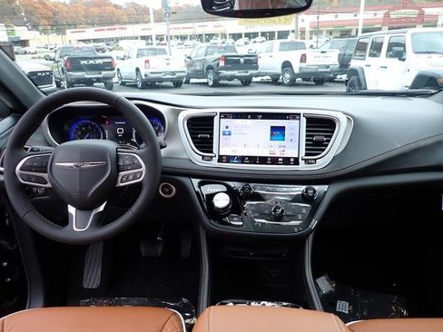 New 2026 Chrysler Pacifica Pinnacle image 14