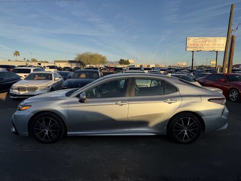 Used 2021 Toyota Camry SE image 4
