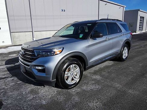 Used 2022 Ford Explorer XLT w/ Equipment Group 202A image 4