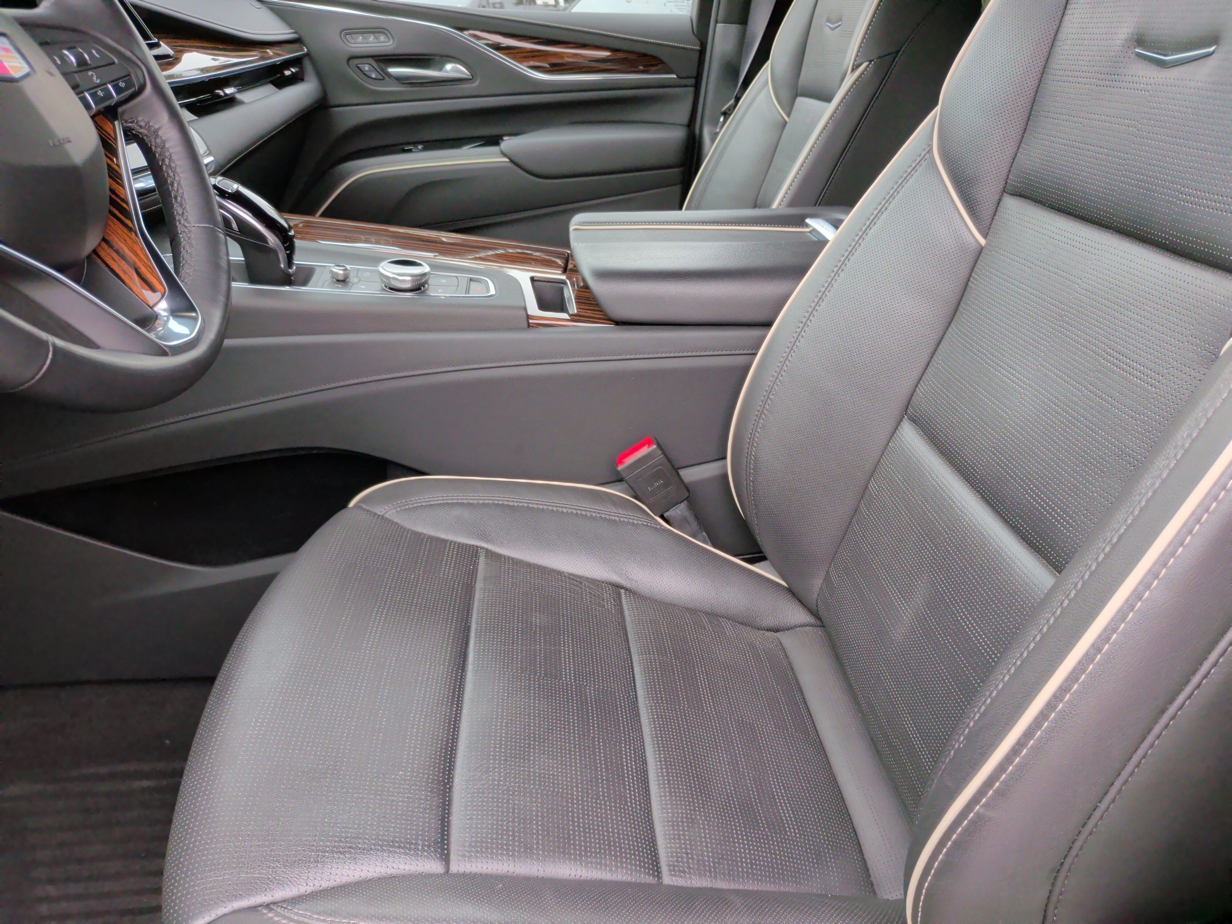 Used 2024 Cadillac Escalade Premium Luxury AWD/4WD image 27