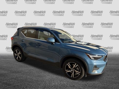 Used 2025 Volvo XC40 B5 Core image 2